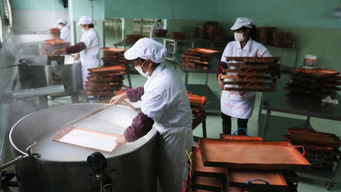 忙碌的蒸煮车间（央广网发 廖唯摄）