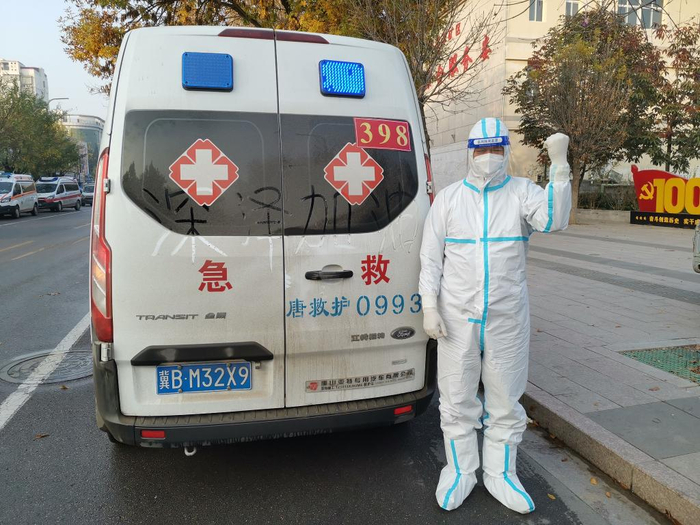 11月4日，张志杰在深泽县负责转运新冠肺炎核酸阳性患者及密接者。（受访者供图）