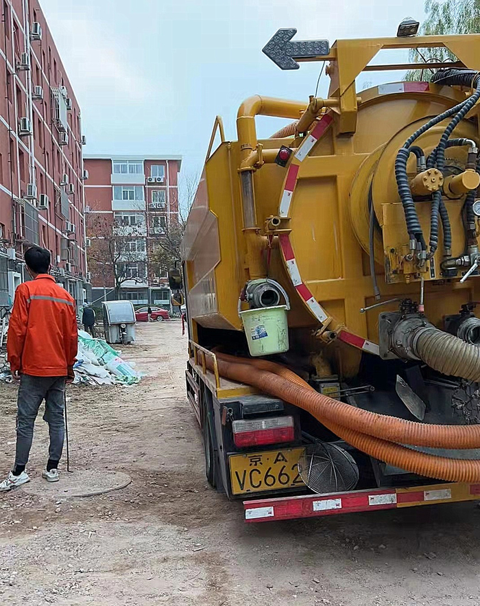 污水车从井内抽了两车半污泥。
