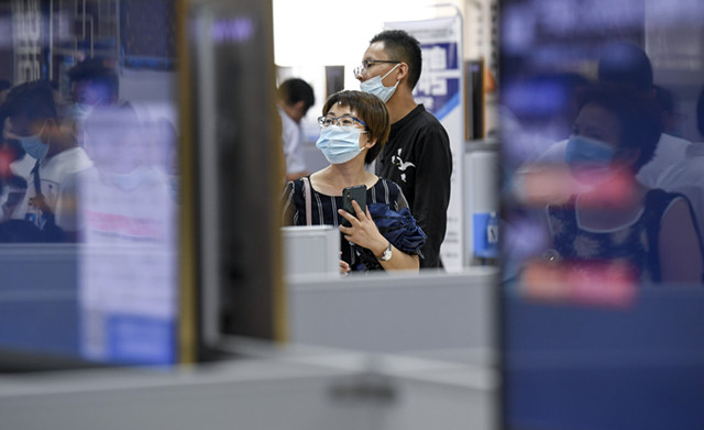 &nbsp;7月24日，求职者在招聘会现场查看招聘信息。新华社。