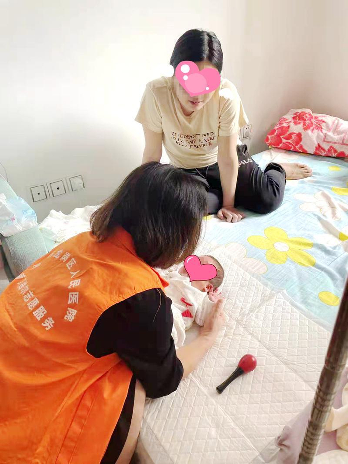 ▲宝宝出院后新生儿科工作人员上门回访，指导新手爸妈如何护理新生儿。