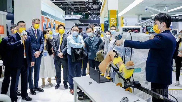 史赛克展台工作人员现场演示Mako智慧关节机器人