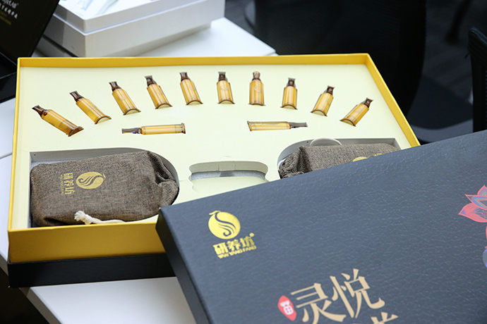 用于诈骗的伪劣商品。本文图片来源：市局供图