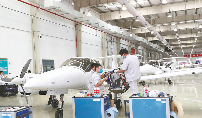 中电科芜湖钻石飞机制造有限公司生产车间内，技术人员正在装配、检测多用途飞机。（资料图片）