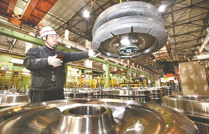 马钢轮轴事业部工人正在吊装高铁车轮。（资料图片）