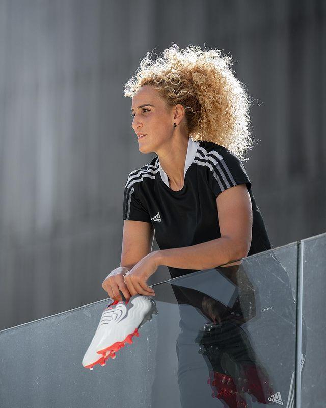 曾是法国女足国家队的一员,同时也是巴黎圣日尔曼俱乐部的中场球员