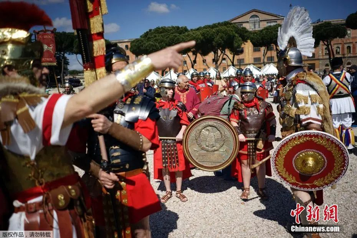 资料图：身穿铠甲的“古罗马士兵”。