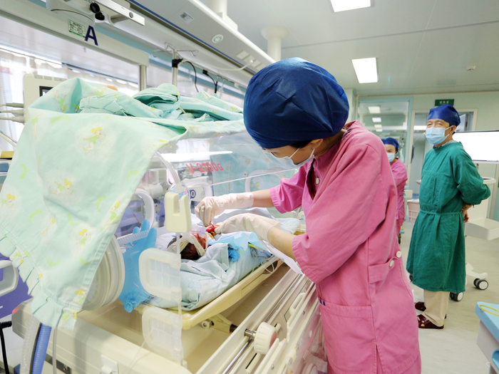 ▲NICU医护在密切关注三个宝宝的生命体征情况。