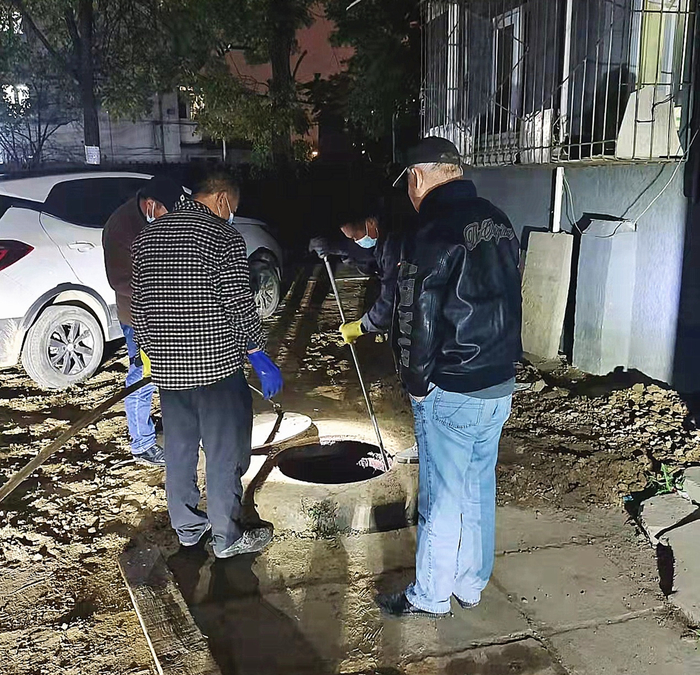 晚上7点多，工人还在疏通管道。