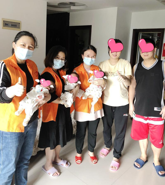 ▲大哥出院当天，孩子妈妈和宝宝们与NICU护长、主管医生及护士合影。