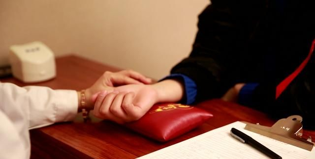 手把手教你如何把脉?掌握这4点诊脉知识,你或也可以学会号脉