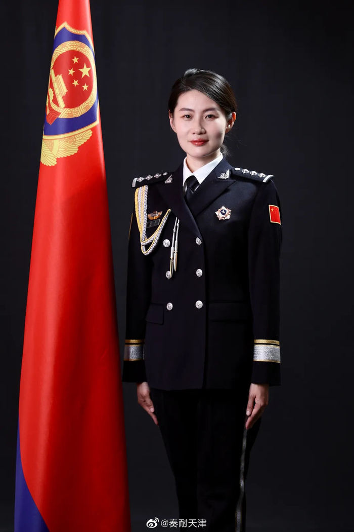 身着崭新的警礼服,面向人民警察警旗,闪闪从警章,满怀报国志……|民警|公安_新浪新闻
