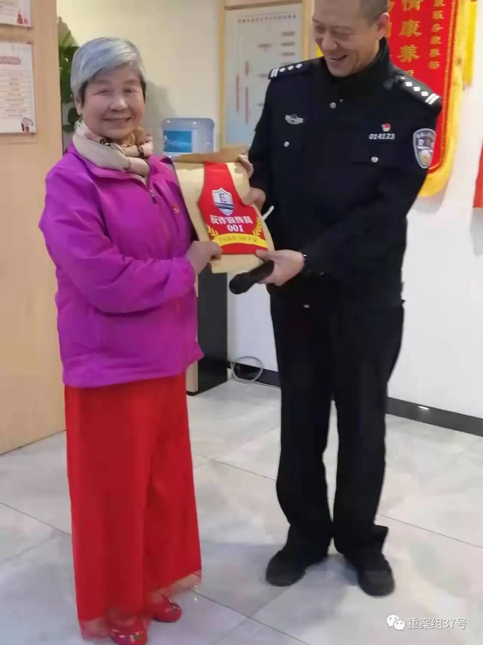 ▲11月12日，济南市市中区七里山派出所邀请赵银光做宣传员。警官颁发给她“反诈宣传员001”的标志。受访者供图