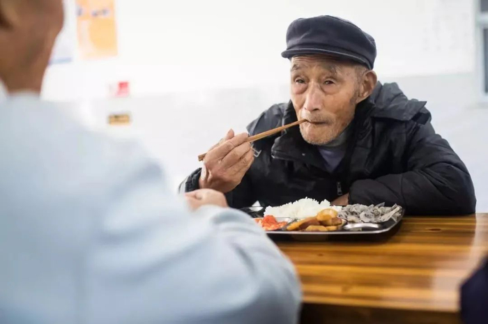 ▲公益宝贝支持的“爸妈食堂”项目为村里老年人提供饭菜。