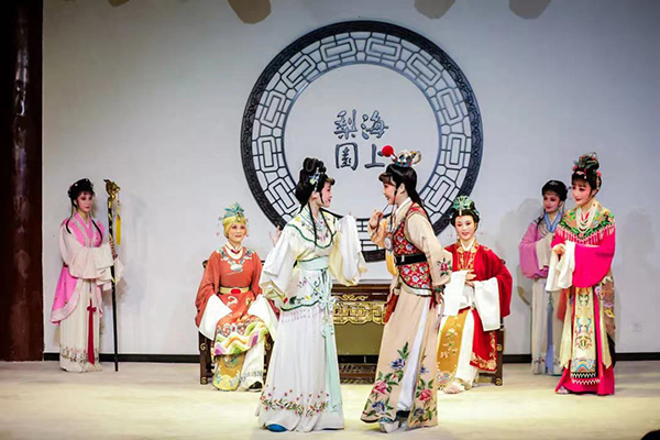 去年红楼文化周上演的越剧《红楼梦》