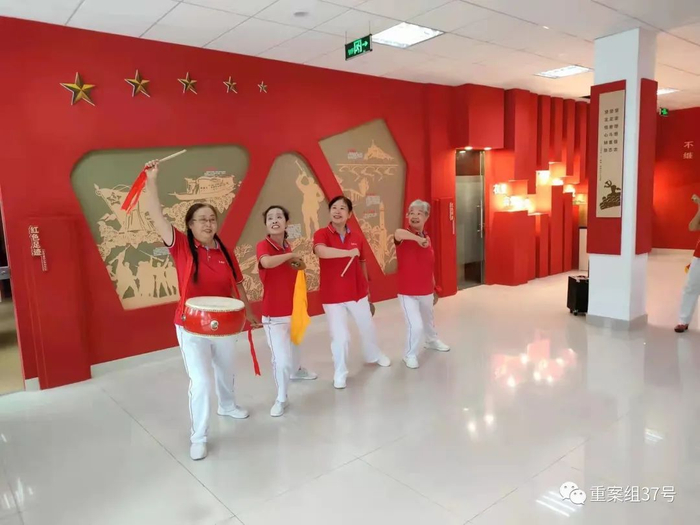 ▲今年8月12日，泉城金融卫士志愿者宣传团的奶奶们在排练三句半。受访者供图