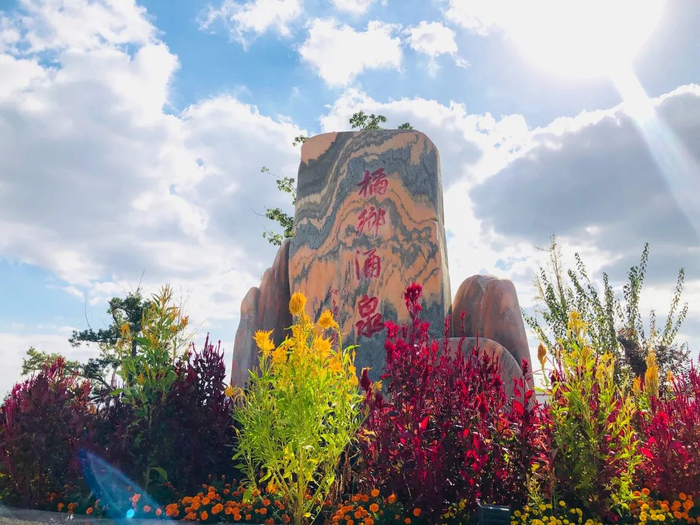 ▲涌泉镇的地标都是“桔乡涌泉”