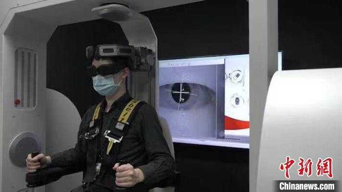 依靠电信5G低时延传输，通过诊疗转椅实现远程信息采集。　张践 摄