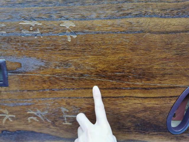 收到的古筝底板有裂痕。 受访者 供图