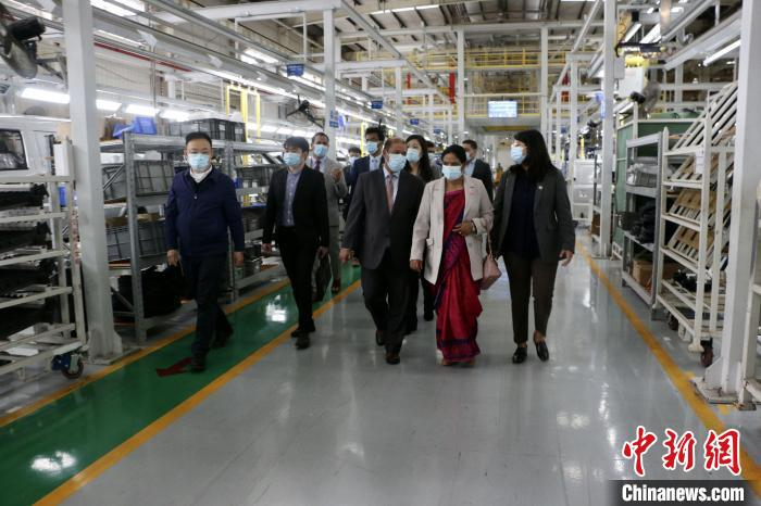 图为尼泊尔驻广州总领事馆总领事一行考察新能源汽车。　林馨 摄