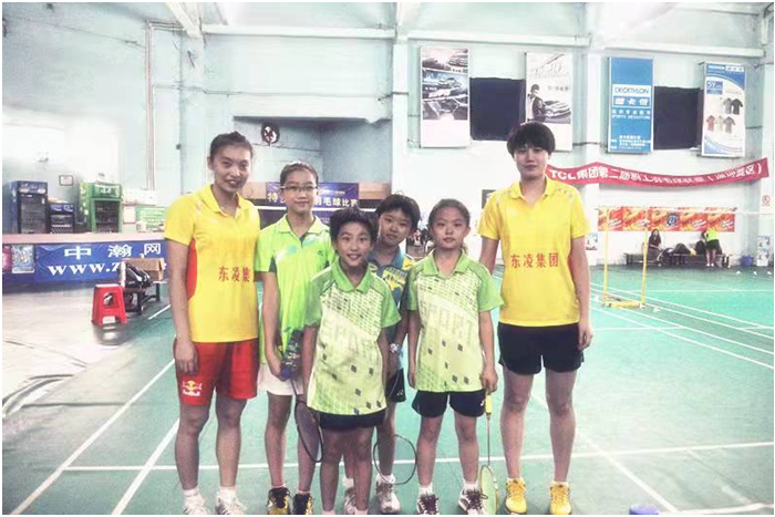 郑雨（右）、熊芮（左）在大冲小学（受访者供图）