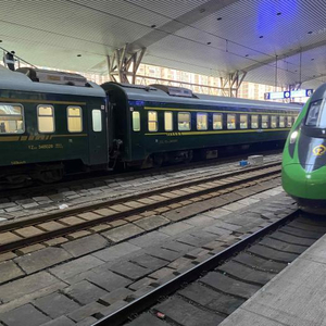 普速列车迭代产品“绿巨人”首次亮相山东_手机新浪网