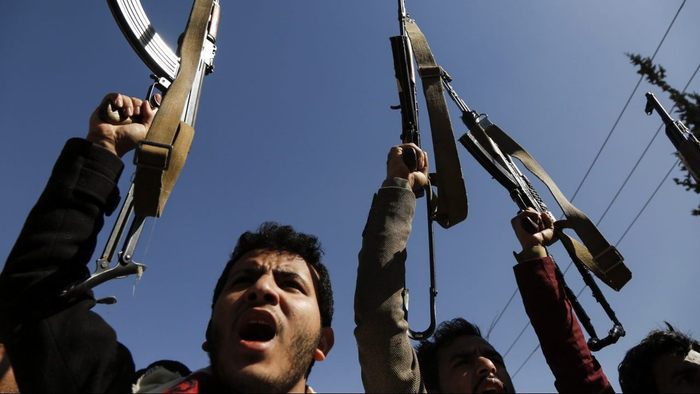  2021年1月18日，也门胡塞运动的年轻支持者在关闭的美国驻萨那大使馆前举行示威游行。资料图自福克斯新闻