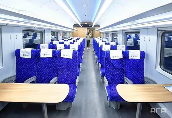 动力集中动车组内部（央广网记者贾晓琳摄）