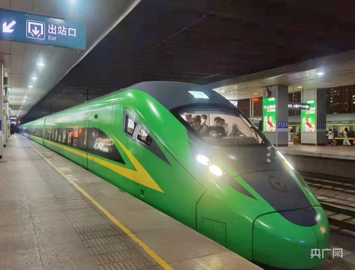 “绿巨人”车身（央广网记者贾晓琳摄）