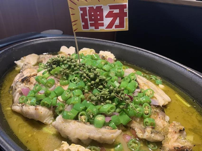 （青花椒烤鱼，红餐网摄   央广网发）