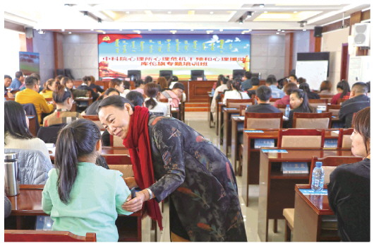 中科院心理研究所专家（中）在库伦旗举行心理危机干预和心理援助专题培训。（受访者供图）