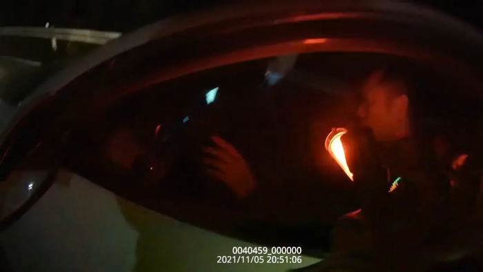 ▲ 20时50分，永兴大队民警在京港澳高速永兴收费站入口处，对这辆白色小车进行检查，车内散发着浓浓酒气，驾驶员张某涉嫌酒驾，民警立即对其进行酒精棒检测，结果显示张某已饮酒，他却矢口否认。