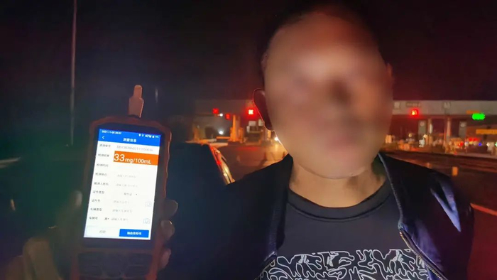 ▲&nbsp;随后，民警对张某进行了呼气式酒精测试，结果显示张某每百毫升血液中酒精含量33毫克，达到酒驾标准。