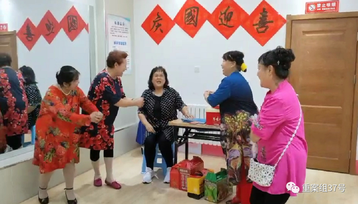 ▲宣传团的奶奶们在社区表演节目《五女拜寿》。受访者供图