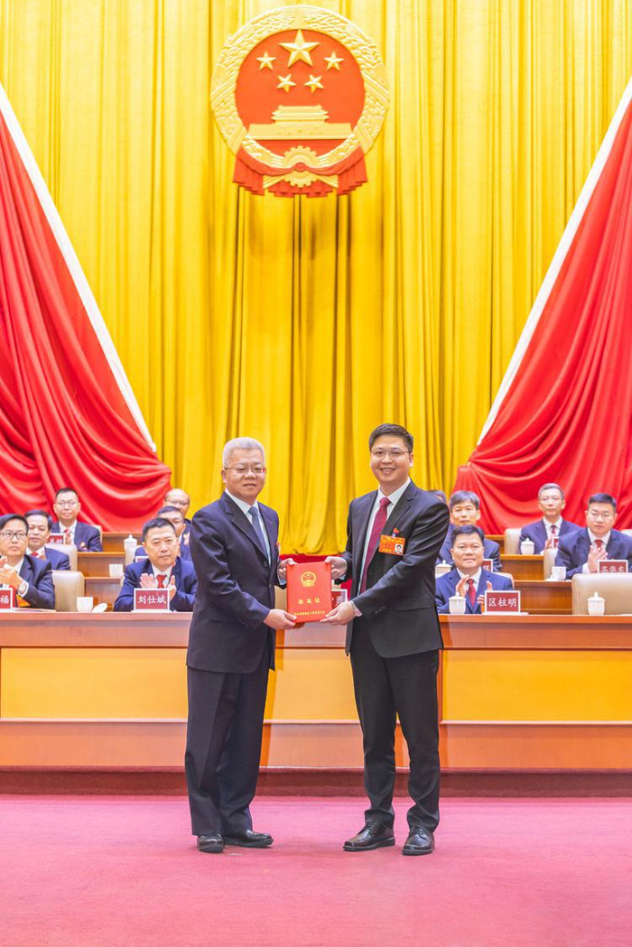 周驭洪,黄燕霞,赖剑辉,李福信,舒悦,张新杰6名同志当选顺德区第