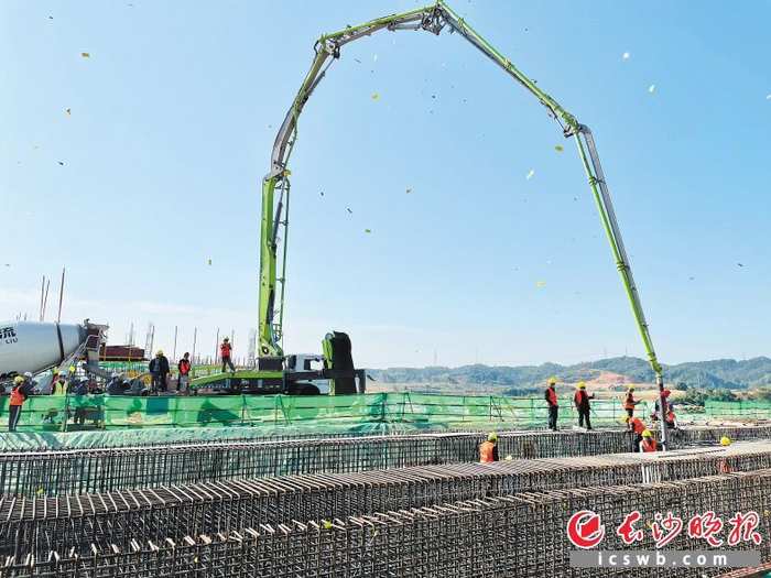 中国商飞长沙航空产业及研发基地首联浇筑施工现场。记者 李卓 摄