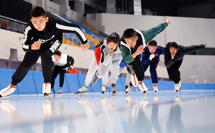 呼伦贝尔学院冰雪运动专业学生正在进行滑冰训练 贺书琛/摄