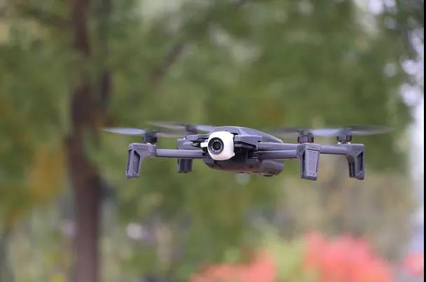 （图 / 法国Parrot公司的消费级无人机ANAFI）