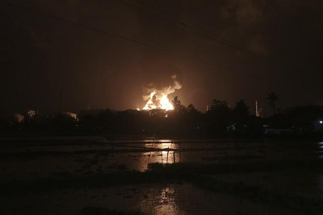 炼油厂起火 图源/视觉中国