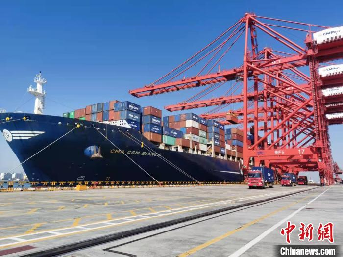 粤港澳大湾区首个5G智慧港口妈湾智慧港开港。图为作业现场。　郑小红 摄