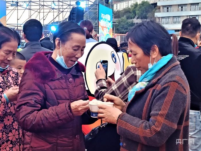 市民拿着刚出锅的鱼丸（央广网记者罗晓英 摄）