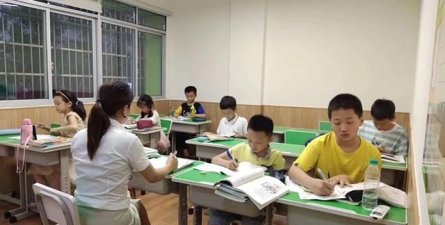 补习班关闭后,“新型”补课模式兴起,家长:看似自愿、实则强制