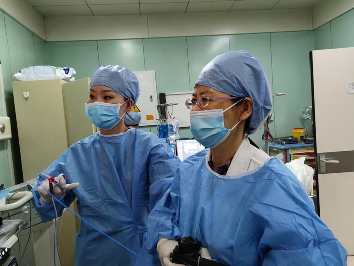 哈医大二院消化内科主任曲波教授（右）为患者进行治疗。 哈医大二院 供图