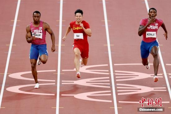 资料图：北京时间8月1日晚，在东京奥运会男子百米决赛中，中国选手苏炳添以9.98秒的成绩获得第六名，作为首位闯进奥运男子百米决赛的中国人，他再次创造了历史。图为苏炳添在比赛中。中新社记者 富田 摄