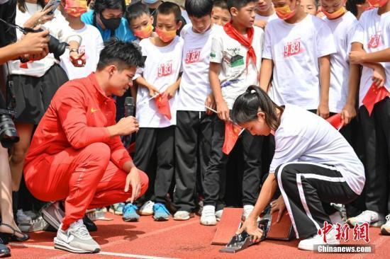 资料图：10月12日，广东省中山市，苏炳添指导学妹跑步技巧。当日，苏炳添现身中山，回到母校——中山市体育运动学校参加欢迎会并现场教学跑步技巧。 中新社记者 陈骥旻 摄