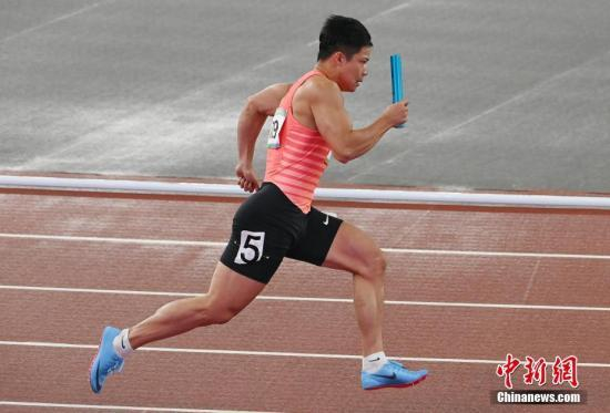 资料图：9月23日晚，在西安举行的第十四届全运会田径男子4X200米接力决赛中，山东队以微弱优势战胜苏炳添领衔的广东队夺冠。图为苏炳添领衔第一棒起跑。 中新社记者 毛建军 摄