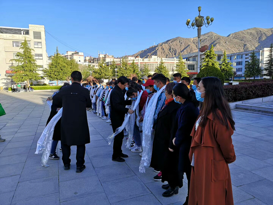     西藏职业技术学院领导欢送32名毕业生赴河北汉世伟食品有限公司就业。受访者供图