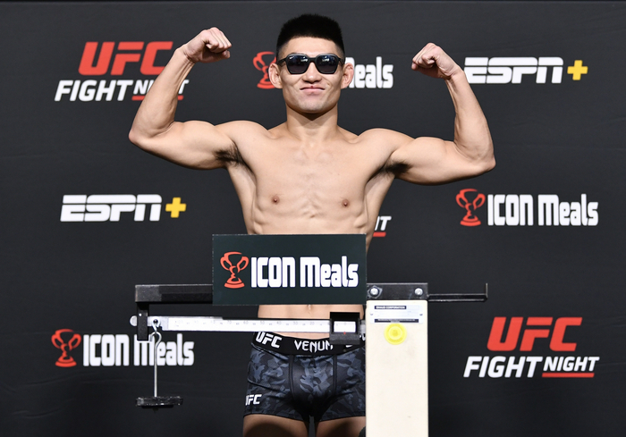 宋亚东戴墨镜霸气称重。