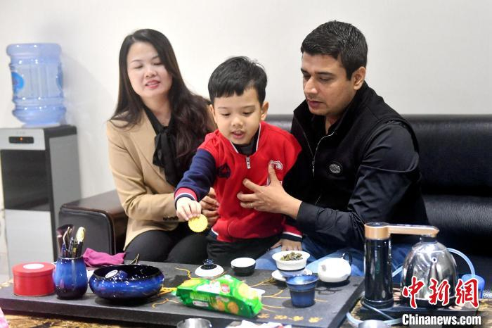 拉韦与妻子李华容因工作结缘相恋、结婚，有了一个可爱的儿子。　吕明 摄