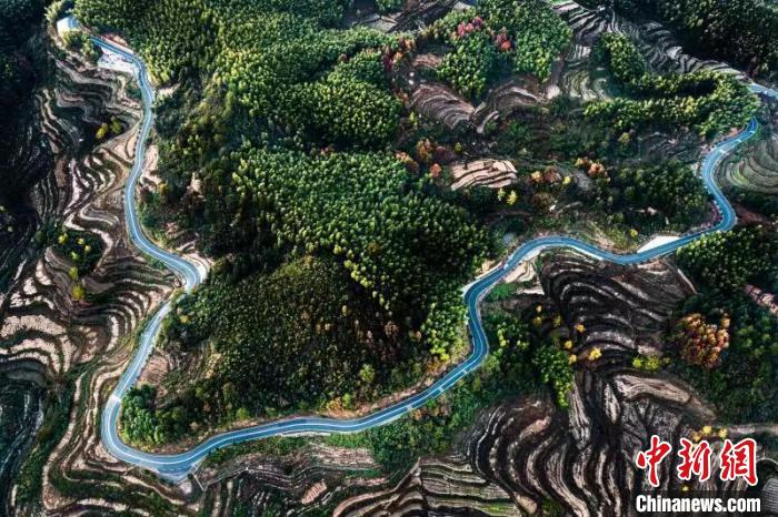 Y043旅游公路穿越灵山。　韩琦富 摄